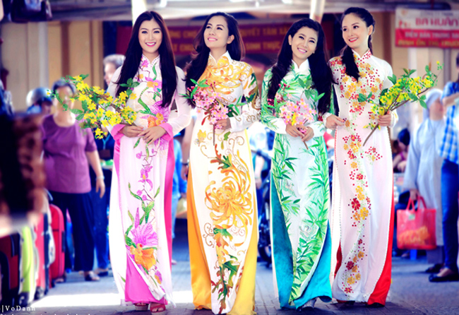 Xuân về cũng là dịp các nghệ sỹ Việt đua nhau khoe sắc trong những bộ ảnh thời trang màu sắc.