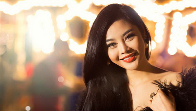 Đôi môi trái tim cùng ánh mắt hút hồn giúp Julia Hồ gây ấn tượng tại cuộc thi Hoa hậu Việt Nam hoàn cầu được tổ chức ở Mỹ.