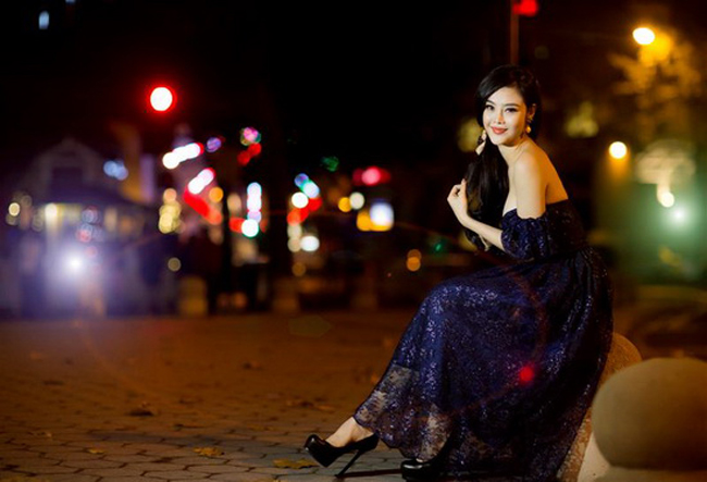 Cô là một trong những người đẹp ồn ào nhất làng giải trí Việt trong năm 2012.
