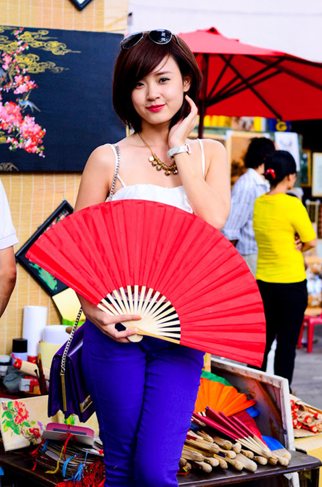 Bờ vai thon nuột nà càng tôn lên nét quyến rũ của hot girl giữa sắc xuân Sài Gòn.