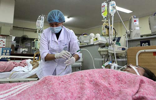 Nhiều ca ngộ độc nặng ngày Tết do rượu - 2