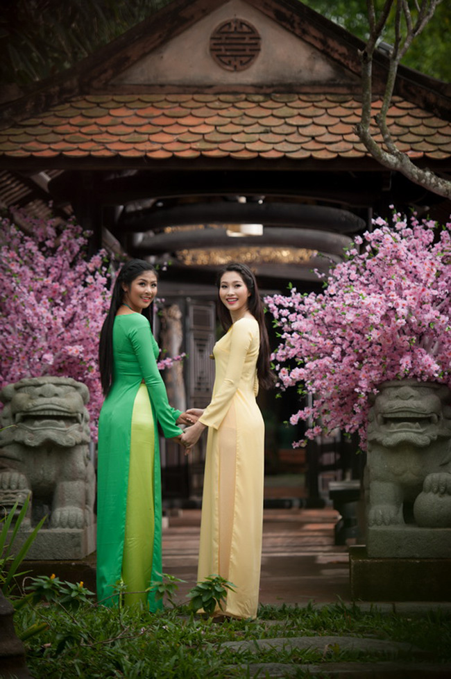 Chưa từng dính đến những tin đồn phẫu thuật thẩm mỹ như nhiều người đẹp khác, hiện tại Ngọc Hân và Thu Thảo vẫn được tôn vinh là những Hoa hậu đẹp tự nhiên nhất làng giải trí Việt.