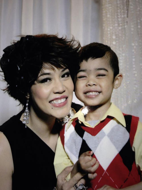 Dũng Taylor hôn Thu Phương trước mặt bố mẹ - 9