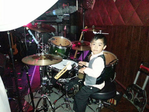 Dũng Taylor hôn Thu Phương trước mặt bố mẹ - 6