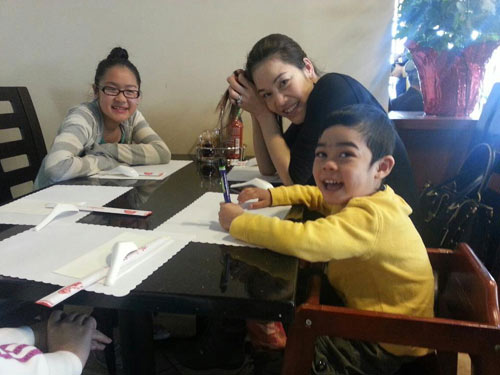 Dũng Taylor hôn Thu Phương trước mặt bố mẹ - 8