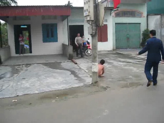Triệu tập người lột truồng con giữa trời rét - 1
