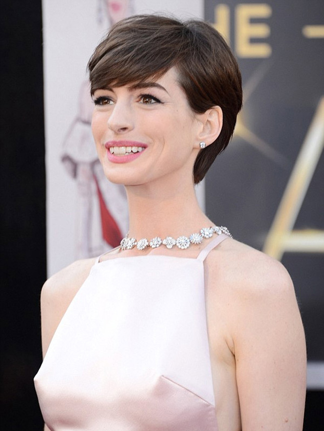 Kín đáo hơn một chút nhưng Anne Hathaway lại nhận không ít sự chỉ trích vì 'điểm nhạy cảm' của vòng 1 gần như đập vào mắt khán giả.