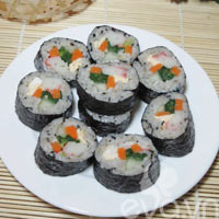 Đãi cả nhà món kimbap tự làm