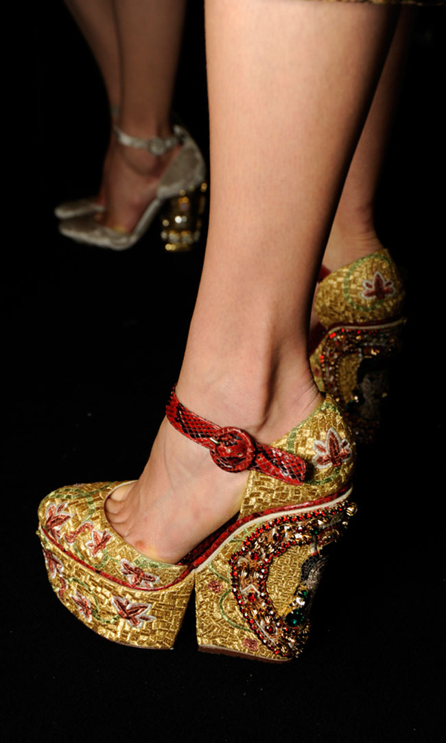 Dù bạn không phải là tín đồ của giày dép thì cũng không thể không 'chết lặng' vì những đôi giày trên cả tuyệt vời trong bộ sưu tập thu đông 2013 của Dolce & Gabbana.  