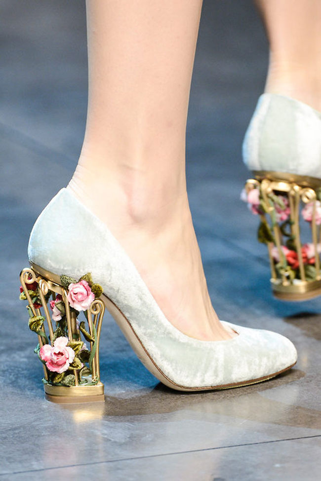 Cũng là chủ đề nền văn minh Byzantine-Venetian , Dolce& Gabbana sử dụng sắc vàng ánh kim và nhung làm chất liệu chủ đạo để làm nên những đôi giày đôi xăng đan lộng lẫy. 
