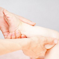 Làm mẹ - Mẹ siêng nắn chân bé hết vòng kiềng