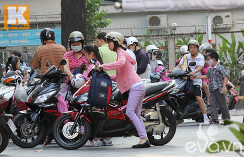 Trẻ #039;chạy sô#039; luyện thi vào lớp 1 - 3