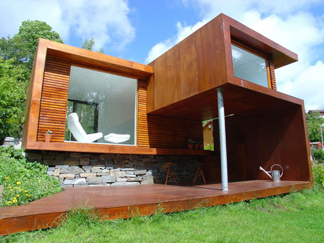 Sử dụng phần lớn chất liệu là gỗ, căn nhà tuyệt vời rất hòa hợp với cảnh thiên nhiên bên xung quanh.