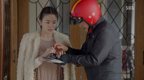 #039;Thiếu nữ mù#039; Song Hye Kyo cuốn hút với áo choàng đắt tiền - 2