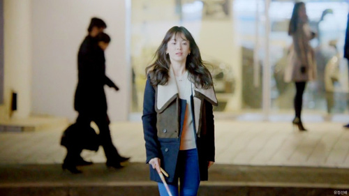 #039;Thiếu nữ mù#039; Song Hye Kyo cuốn hút với áo choàng đắt tiền - 6