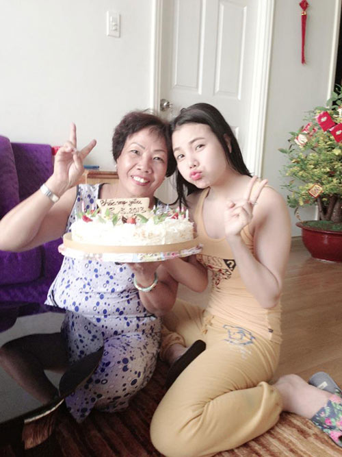 Trà Ngọc Hằng tặng quà sớm cho mẹ ngày 8-3 - 3