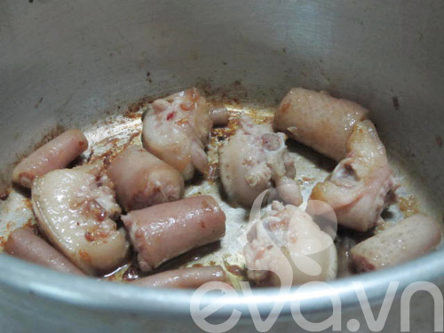 Canh đuôi lợn nấu củ dền thơm ngon - 5