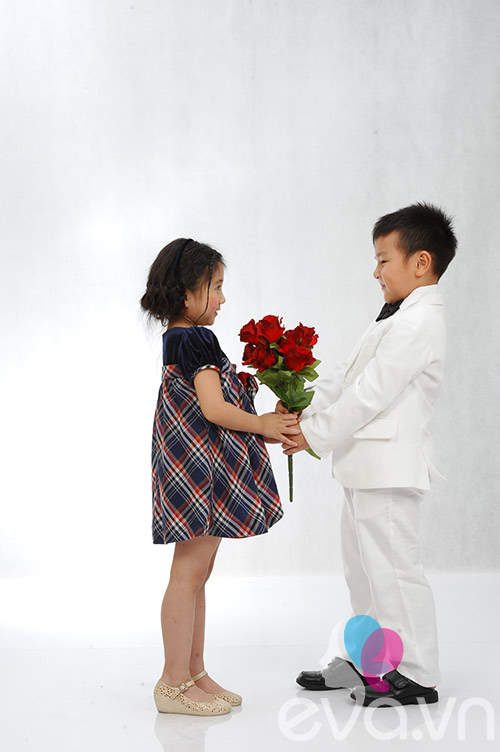 Con trai Á hậu Thu Hương tặng hoa bạn gái - 3