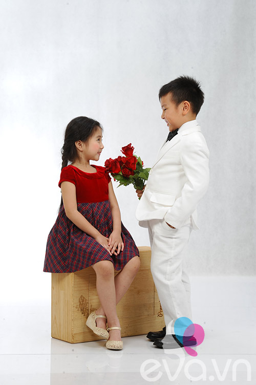 Con trai Á hậu Thu Hương tặng hoa bạn gái - 2