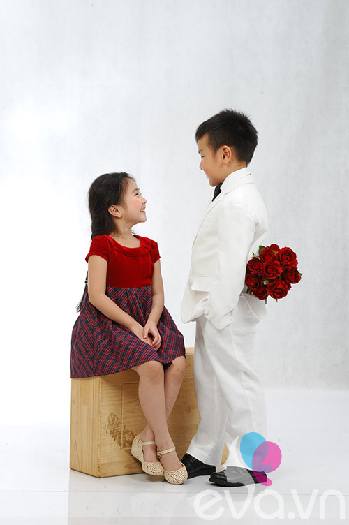 Con trai Á hậu Thu Hương tặng hoa bạn gái - 1