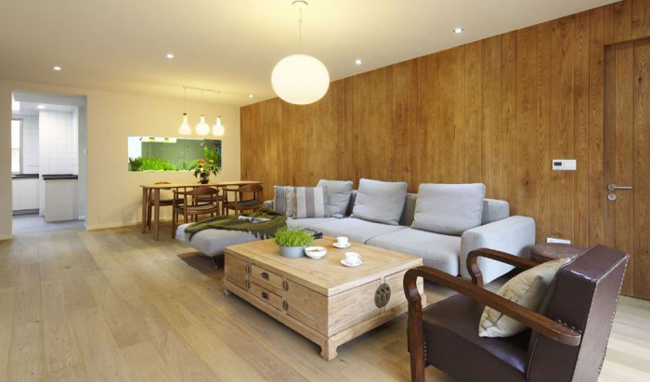 Căn hộ này tiêu biểu cho phong cách trang trí đơn giản nhưng hiệu quả, kết hợp được cả sự mộc mạc và sự tiện nghi vào chung một không gian. Ngay từ phòng khách ta đã có thể cảm nhận được sự gần gũi, ấm cúng toát ra từ những nội thất gỗ, sàn gỗ, tường ốp gỗ...