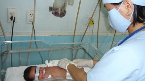 Nữ sinh đẻ trong toilet rồi vứt con - 1