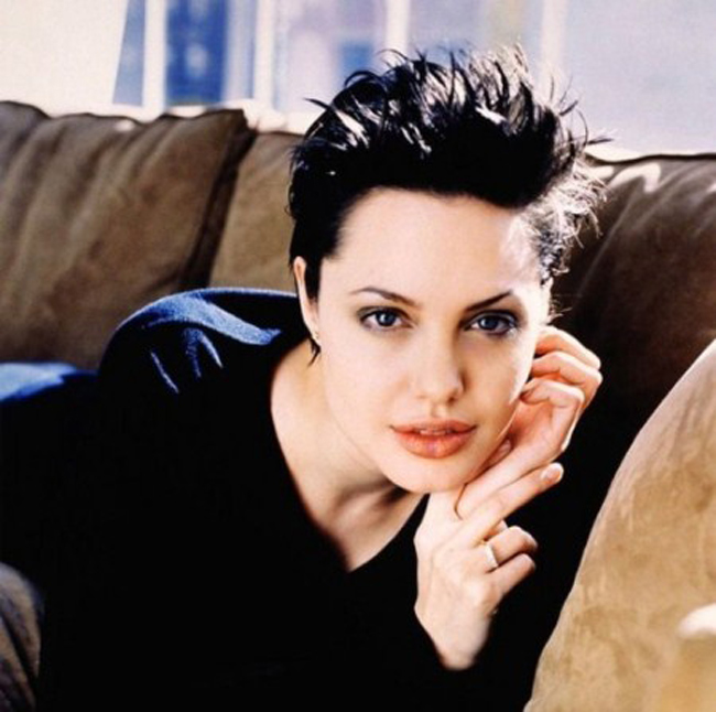 Năm 1998, Angelina Jolie để kiểu đầu pixie rất hợp với phong cách nổi loạn, cá tính và khêu gợi.
