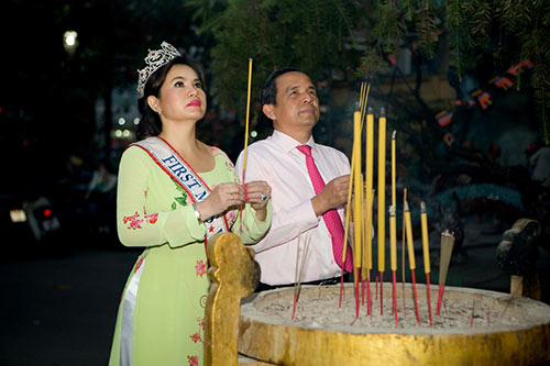 TS Kim Hồng xuống phố cùng phu quân - 6