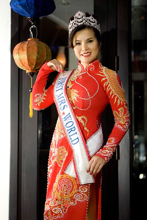 TS Kim Hồng xuống phố cùng phu quân - 16