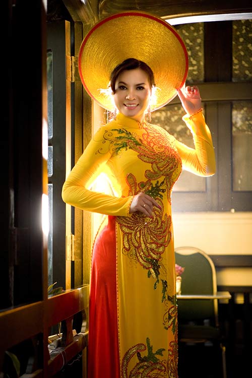TS Kim Hồng xuống phố cùng phu quân - 18