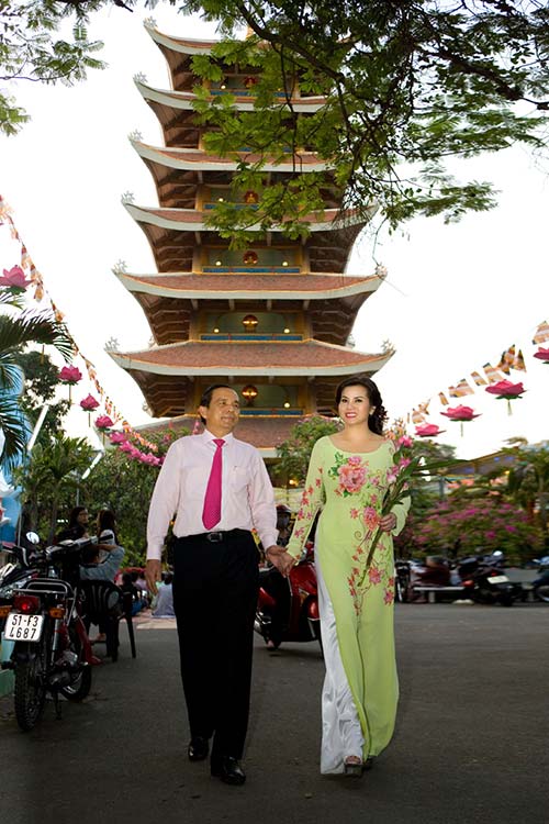 TS Kim Hồng xuống phố cùng phu quân - 1