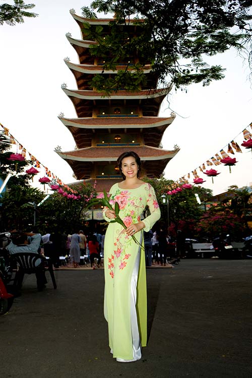 TS Kim Hồng xuống phố cùng phu quân - 7