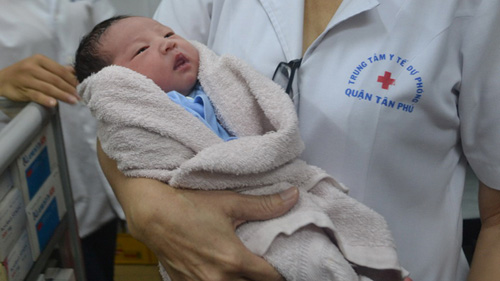 Bé gái 1 tháng tuổi bị bỏ rơi trên lề đường - 1