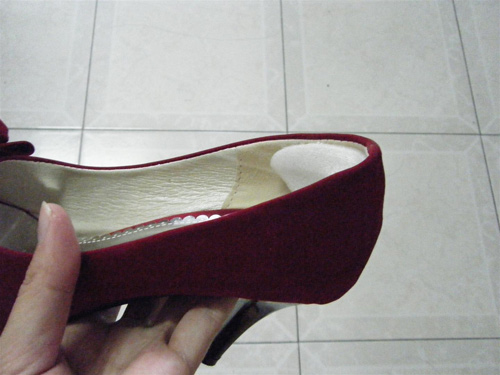 Đối phó với đôi giày #039;lạc#039; size - 4