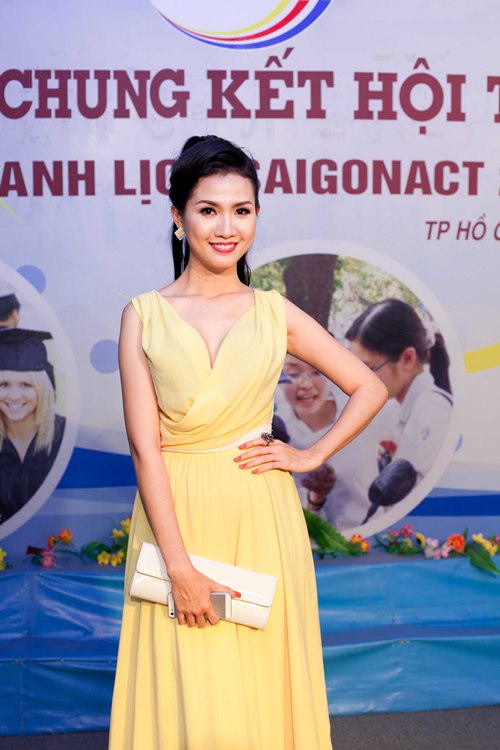 Phan Thị Mơ đắt show làm giám khảo sắc đẹp - 1