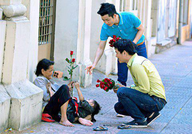Nam thanh niên mang 100 cành hồng đi tìm những phụ nữ mưu sinh trên đường phố để tặng hoa nhân dịp 8-3. Hành động rất đẹp của người Việt Nam chúng ta!