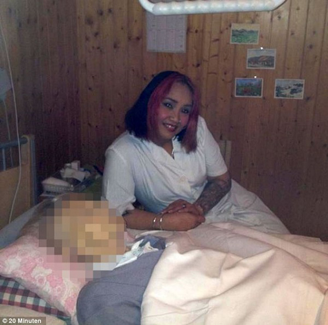 Cộng đồng mạng ở Thụy Sỹ hết sức phẫn nộ với hình ảnh của một nữ y tá mình đầy hình xăm, chụp ảnh bên cạnh một bệnh nhân được cho là đã chết, sau đó đăng ảnh lên Facebook khoe.