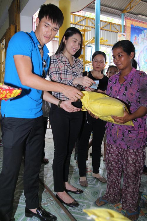 Ngọc Hân mũm mĩm, Thủy Tiên thon gọn - 3