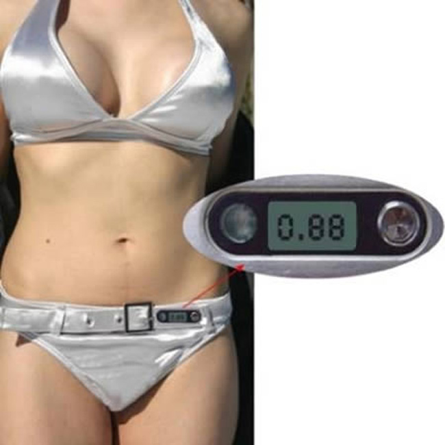 6. Bikini đo tia cực tím

Bikini này giúp bạn kiểm soát được cường độ tia cực tím trong nắng bằng một thiết bị đo được gắn ở thắt lưng. Giá bán của chiếc áo tắm này là 170 đô.