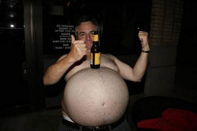 Ai bảo đàn ông không thể mang bầu? Không chắc chắn là anh ta uống bia bụng to đấy, nhìn cái bụng thật đàn bà còn kém xa