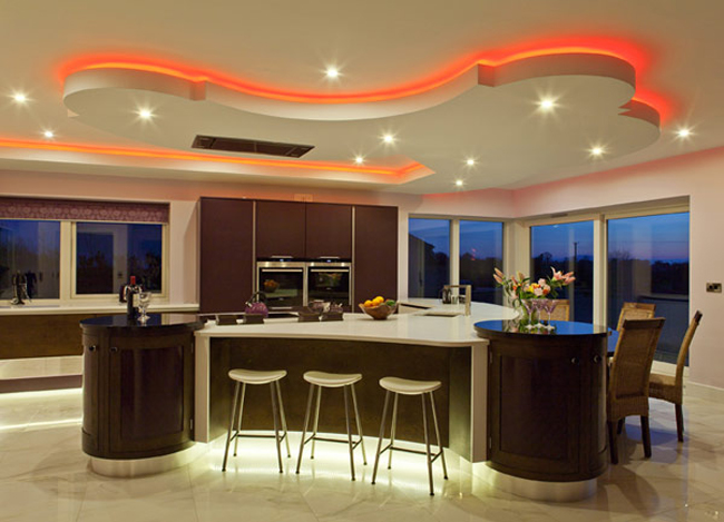 Căn bếp này là một ví dụ cụ thể về không gian nấu nướng có sức hút mãnh liệt với đồ nội thất cao cấp, hệ thống đèn hoàn hảo và những cửa sổ lớn nhìn ra cảnh đẹp bên ngoài.