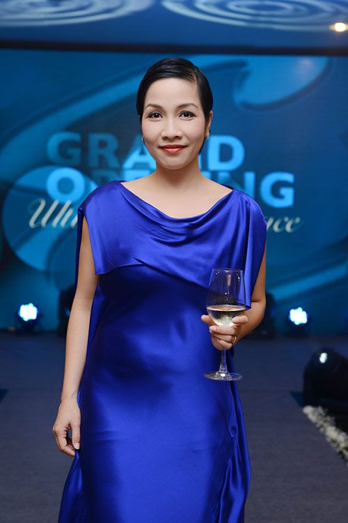 Trang Nhung, Trang Trần lộ eo #039;nghiệp dư#039; - 11