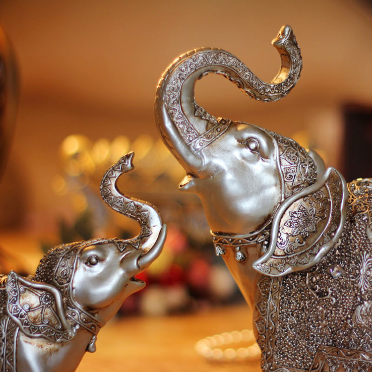 Trong phong thủy phương Đông, voi là biểu tượng của sự may mắn, tài lộc, được nhiều nơi thờ cúng và tôn vinh.