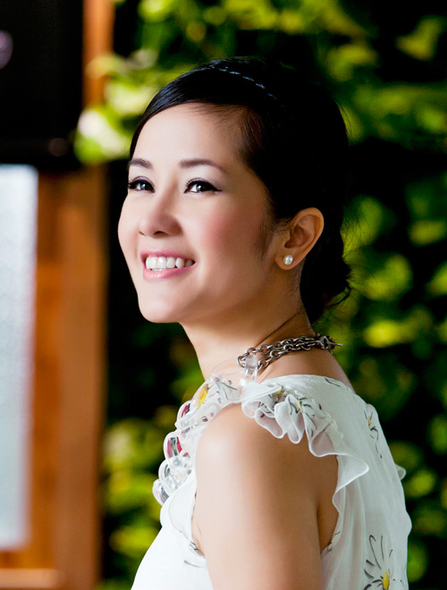 Hồng Nhung: quot;Đồng nghiệp sợ tôi bị ném đáquot; - 1