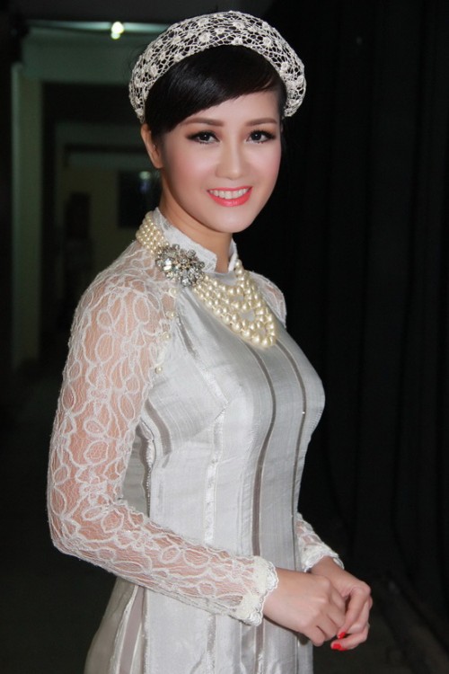 Hồng Nhung: quot;Đồng nghiệp sợ tôi bị ném đáquot; - 2