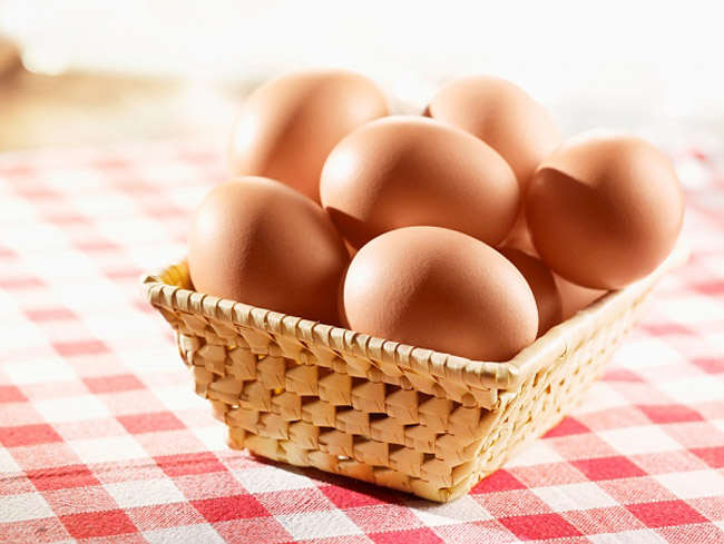 Trứng
Có thể ăn: Trứng là loại thực phẩm cực tốt với bà bầu, chỉ cẩn các mẹ lưu ý nấu chín và lòng đỏ phải chắc lại là có thể thưởng thức an toàn.
Tránh: Trứng sống hoặc các loại trứng chưa chín hẳn như trứng ốp, nước sốt mayonnaise và hollandaise vì chúng được làm từ trứng sống. Nếu bạn muốn thưởng thức trứng sống hãy tìm mua những loại đã được tiệt trùng.
Vì sao? Trứng sống hoặc tái có chứa vi khuẩn salmonella gây ra ngộ độc thực phẩm.