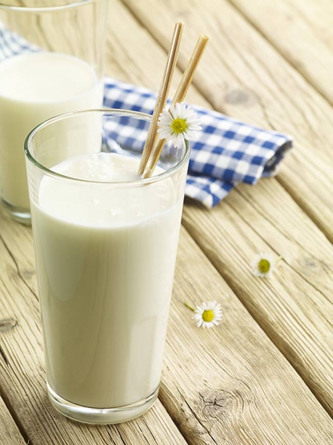 Sữa
Có thể uống: Sữa là nguồn thực phẩm tuyệt vời cung cấp canxi, giúp cho hệ xương của thai nhi phát triển. Hãy chắc chắn rằng bạn luôn sử dụng sữa đã được tiệt trùng.
Tránh: Sữa thô (chưa tiệt trùng), sữa dê chưa tiệt trùng, sữa cừu hoặc thực phẩm được làm từ sữa tươi như pho mát mềm.
Tại sao? Sữa chưa tiệt trùng có thể chứa vi khuẩn có tên listeria. Mặc dù nguy cơ nhiễm vi khuẩn này rất hiếm nhưng khi mắc phải nó có thể gây sảy thai, thai lưu.