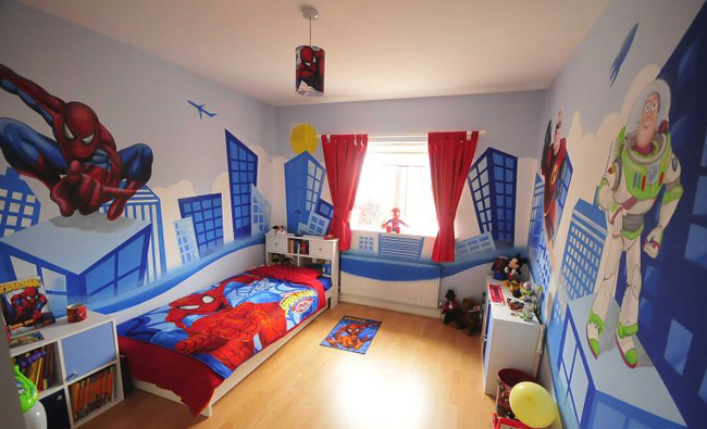 Đây là căn phòng của một cậu bé được chiều hết cỡ: người nhện xuất hiện trên tường, giường ngủ, thảm, đèn, cốc, tượng..v.v... thậm chí là cả thùng rác.