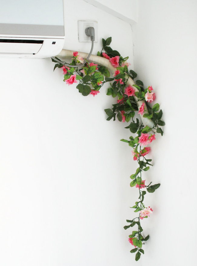 Hoa hồng 'quấn quít' bên máy lạnh, làm góc nhà trở nên thật thích mắt.