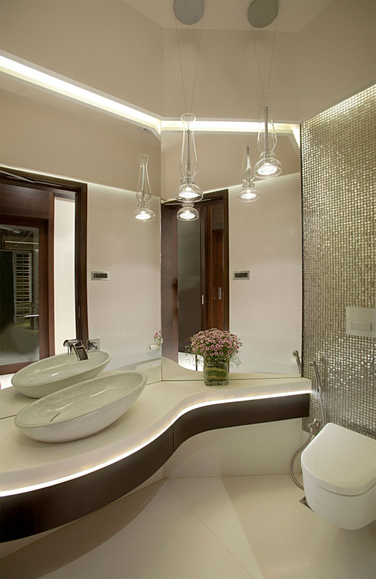 Phòng tắm hút hồn với lối thiết kế kiêu sa, hệ thống đèn hút mắt.